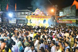 वाद्यांच्या गजरात कोल्हापुरात विसर्जन