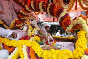 मानाच्या गणपतींच्या वैभवी,दिमाखदार मिरवणुका