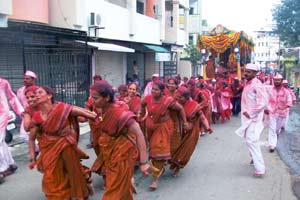 वाद्यांच्या गजरात साता-यात गणरायाला निरोप