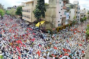 वीस टक्के बोनससाठी बांधकाम कामगारांचा मोर्चा वीस टक्के बोनससाठी बांधकाम कामगारांचा मोर्चा