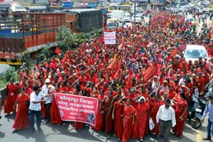 कोल्हापूर जिल्हय़ातील मोलकरणींचा मोर्चा कोल्हापूर जिल्हय़ातील मोलकरणींचा मोर्चा