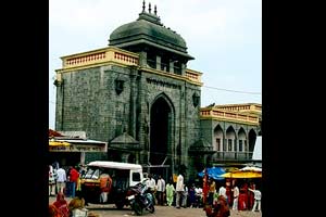 तुळजाभवानी मंदिरासमोरील मोकळ्या जागेचा प्रश्न