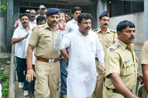 आमदार राजेश क्षीरसागर यांना अटक, कोठडीत सत्याग्रह आमदार राजेश क्षीरसागर यांना अटक, कोठडीत सत्याग्रह