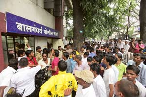 संजय दत्तच्या सहभागाचा कैद्यांचा सांस्कृतिक कार्यक्रम पुढे ढकलला संजय दत्तच्या सहभागाचा कैद्यांचा सांस्कृतिक कार्यक्रम पुढे ढकलला