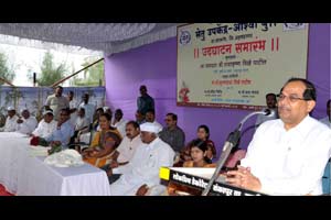शासकीय योजना ऑनलाइन केल्याने जनतेचे प्रश्न सुटतील-राधाकृष्ण विखे