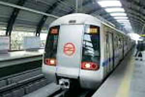 मेट्रोऐवजी अधिकाऱ्यालाच धक्का देण्याचा प्रयत्न मेट्रोऐवजी अधिकाऱ्यालाच धक्का देण्याचा प्रयत्न