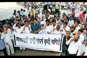 जायकवाडी संघर्ष समितीचे मनपासमोर पिपाणी आंदोलन जायकवाडी संघर्ष समितीचे मनपासमोर पिपाणी आंदोलन
