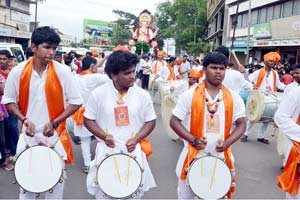 गणेशमूर्तीचे वाजतगाजत स्वागत