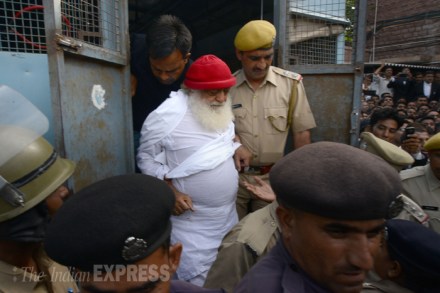 आसाराम बापूंविरोधात पोलिसांकडे तक्रारींचा रिघ