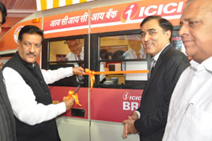 आयसीआयसीआय बँकतर्फे महाराष्ट्रात ब्रँच ऑन व्हिल्स सुरु आयसीआयसीआय बँकतर्फे महाराष्ट्रात ब्रँच ऑन व्हिल्स सुरु