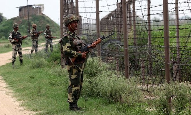दहशतवाद्यांशी चकमकीत एक जवान शहीद दहशतवाद्यांशी चकमकीत एक जवान शहीद