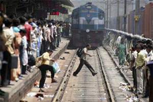 बेकायदा लोहमार्ग ओलांडणाऱ्या तीन हजार प्रवाशांवर कारवाई