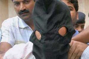 दहशतवाद्याला बनावट ‘ओळख’ देणाऱ्या माजी नगरसेवकाला अटक दहशतवाद्याला बनावट ‘ओळख’ देणाऱ्या माजी नगरसेवकाला अटक