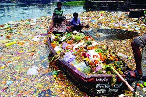 महापालिकेचे आवाहन धुडकावून तलावांत बेधडक निर्माल्य विसर्जन महापालिकेचे आवाहन धुडकावून तलावांत बेधडक निर्माल्य विसर्जन