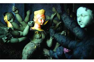 दुर्गोत्सवालाही महागाईची झळ; मूर्तीच्या किमतीत ३० टक्के वाढ दुर्गोत्सवालाही महागाईची झळ; मूर्तीच्या किमतीत ३० टक्के वाढ