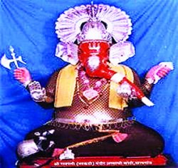 महाराष्ट्रातील एकमेव खामगावचा लाकडी गणपती