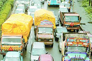अवजड वाहतूक बंद केल्याने नागरिकांमध्ये समाधान अवजड वाहतूक बंद केल्याने नागरिकांमध्ये समाधान