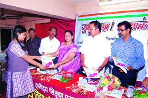 दहावीच्या विद्यार्थ्यांना‘यशस्वी भव’ पुस्तिकेचे वाटप दहावीच्या विद्यार्थ्यांना‘यशस्वी भव’ पुस्तिकेचे वाटप