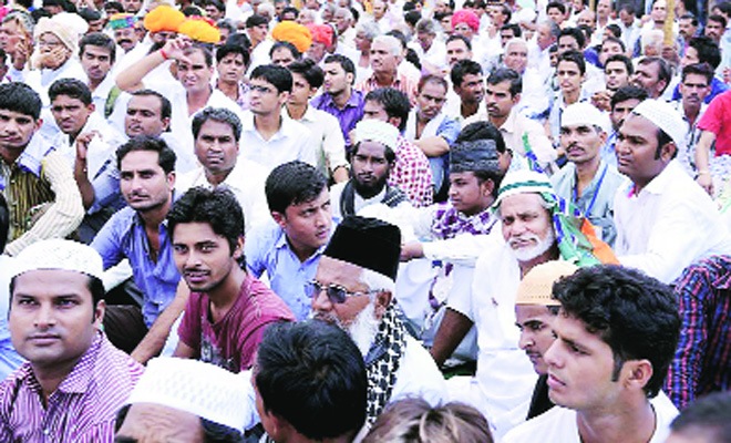 सभेला या टोप्या आणि बुरखा मिळवा.. सभेला या टोप्या आणि बुरखा मिळवा..