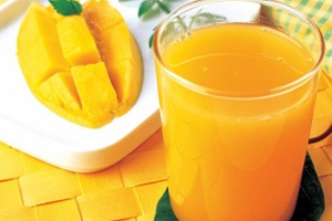 शितपेयात सापडला मेलेला साप