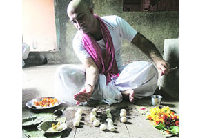 पितृपक्ष : सव्‍‌र्हिस इंडस्ट्रीच्या दिशेने..