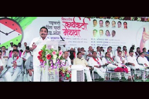 राष्ट्रवादीच्या मेळाव्यात मुंडेच लक्ष्य