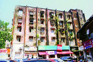 पर्यायी घर मिळत नसल्याने रहिवाशांचा ‘निवास’ धोक्यात