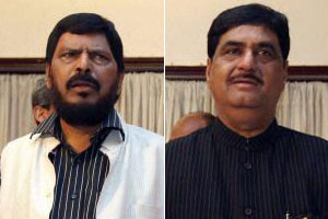 आठवलेंनी मुंडेंची भेट टाळल्याने तर्कवितर्क आठवलेंनी मुंडेंची भेट टाळल्याने तर्कवितर्क