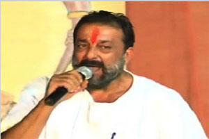 कैदी संजय दत्त येरवडामध्ये रंगीत तालीम करतो तेव्हा..