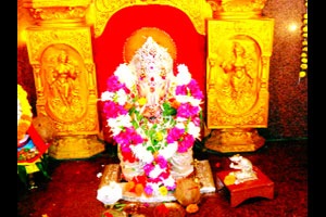 उजव्या सोंडेचा शतकोत्तरी ‘जिनातला गणपती’ उजव्या सोंडेचा शतकोत्तरी ‘जिनातला गणपती’