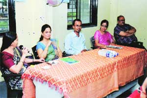 एखाद्याच चंद्राला कळते काळजातील ओल..