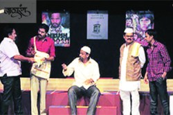 किडलेल्या व्यवस्थेचं खुमासदार चित्र