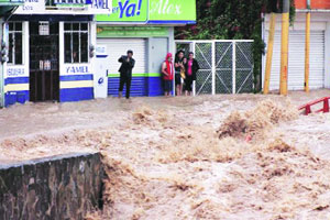 चक्रीवादळाने मेक्सिकोत हाहाकार चक्रीवादळाने मेक्सिकोत हाहाकार