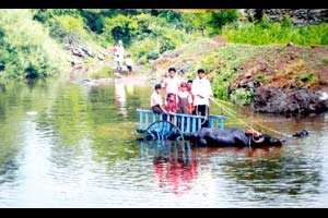 बंधा-यामुळे झालेल्या कृत्रिम बेटाने कुटुंबाची परवड बंधा-यामुळे झालेल्या कृत्रिम बेटाने कुटुंबाची परवड