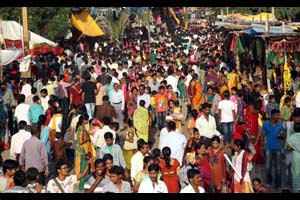 सोलापुरात वाजतगाजत मिरवणुकांनी नवरात्र महोत्सवाची उत्साहात सांगता सोलापुरात वाजतगाजत मिरवणुकांनी नवरात्र महोत्सवाची उत्साहात सांगता