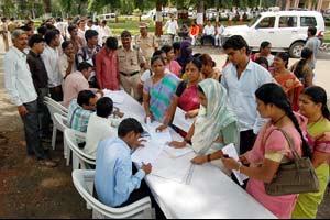 मराठा आरक्षणाबाबत राणे समितीवर निवेदनांचा पाऊस मराठा आरक्षणाबाबत राणे समितीवर निवेदनांचा पाऊस