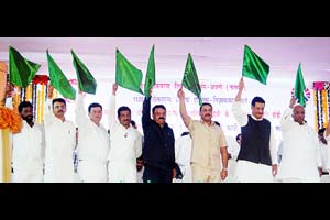 हिंगोलीकरांसाठी रेल्वेसेवेला प्रारंभ हिंगोलीकरांसाठी रेल्वेसेवेला प्रारंभ