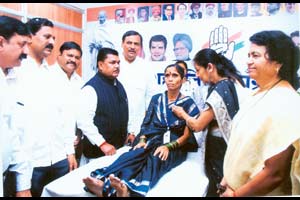 ‘गरिबीच्या लढाईसाठी लेखणी घ्यावी लागेल’