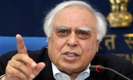 गुजरातमधील मोदींचे सरकार दुतोंडी – सिब्बल