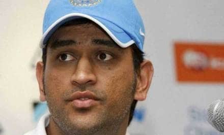 महेंद्रसिंग धोनीच्या घरावर दगडफेक! महेंद्रसिंग धोनीच्या घरावर दगडफेक!