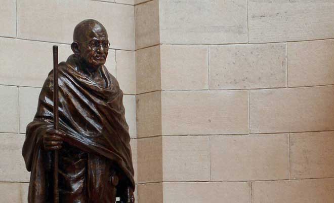 महात्मा होणे तसे अवघडच..!
