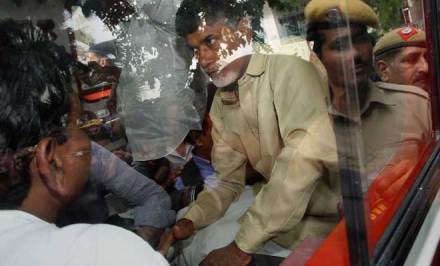 नायडूंना नाटय़मयरीत्या रुग्णालयात हलवले नायडूंना नाटय़मयरीत्या रुग्णालयात हलवले