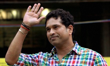 मुंबईत आपल्या कारने फेरफटका मारत असताना ठिकठिकाणी मुंबई पोलीस भर पावसात ट्राफीक हाताळत असतानाचा एक व्हिडिओ सचिनने आपल्या मोबाईलमध्ये शूट केला