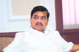 राजकीय राडय़ांमुळे पोलिसांचे सामान्यांकडे दुर्लक्ष -गृहमंत्री राजकीय राडय़ांमुळे पोलिसांचे सामान्यांकडे दुर्लक्ष -गृहमंत्री