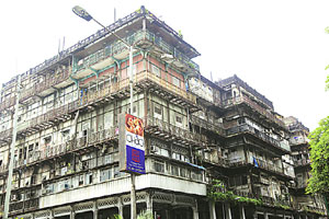 इमारत ‘अतिधोकादायक’ तरीही वकिलांचा बाहेर पडण्यास नकार