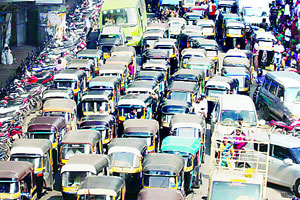 मिनिटभराच्या अंतरासाठी अर्ध्या तासाची प्रतीक्षा