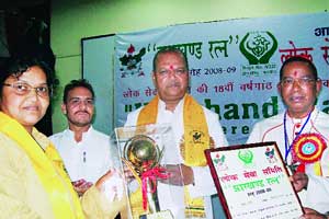 संघर्ष घरातला आणि बाहेरचाही