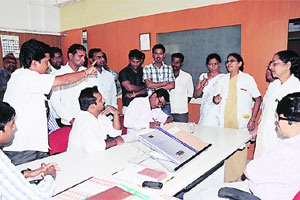 संदर्भ सेवा रुग्णालयात वृद्ध महिला रुग्णास मारहाण संदर्भ सेवा रुग्णालयात वृद्ध महिला रुग्णास मारहाण