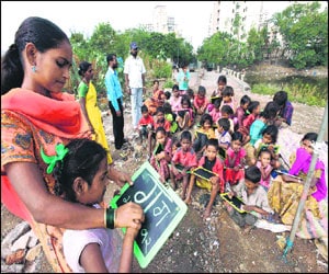 अंगणवाडी सेविका, मदतनिसांचा सांगलीच्या जिल्हा परिषदेवर मोर्चा अंगणवाडी सेविका, मदतनिसांचा सांगलीच्या जिल्हा परिषदेवर मोर्चा