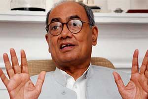 संघाने आता राजकारणच करावे -दिग्विजय
